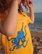 Camiseta Amarillo 100% algodón ecológico niños y niñas con un Pulpo en el mar invitando a respetar el océano