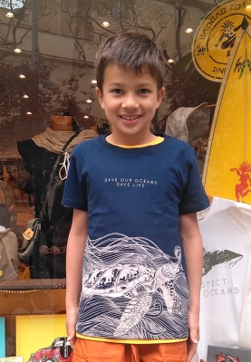 Camiseta 100% algodón ecológico niños y niñas con tortuga en el mar invitando a respetar el océano