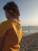 Camiseta Amarillo 100% algodón ecológico niños y niñas con camaleón invitando a respetar nuestra planeta