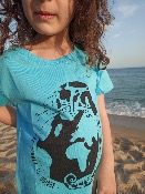 Camiseta Azul 100% algodón ecológico niños y niñas con camaleón invitando a respetar nuestra planeta