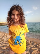 Camiseta Amarillo 100% algodón ecológico niños y niñas con un Pulpo en el mar invitando a respetar el océano