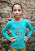 Camiseta verde manga larga 100% algodón ecológico niños y niñas con un diseño hecho en barcelona de una lagarta