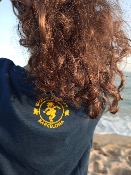 Camiseta Indigo 100% algodón ecológico niños y niñas con un Tiburon en el mar invitando a respetar el océano