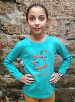 Camiseta verde manga larga 100% algodón ecológico niños y niñas con un diseño hecho en barcelona de una lagarta