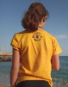 Camiseta Amarillo 100% algodón ecológico niños y niñas con tortuga en el mar invitando a respetar el océano
