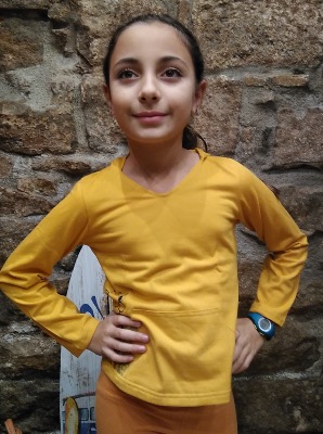 Camiseta amarilla manga larga con capucha 100% algodón ecológico para niñas y niños 