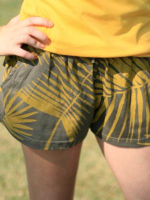Pantalones cortos playeros de piernas amplias en algodón ecológico con palmeras - Verde Olivo  