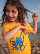 Camiseta Amarillo 100% algodón ecológico niños y niñas con un Pulpo en el mar invitando a respetar el océano