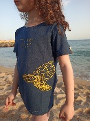 Camiseta Indigo 100% algodón ecológico niños y niñas con tortuga en el mar invitando a respetar el océano