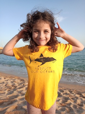 Camiseta Amarillo 100% algodón ecológico niños y niñas con un Tiburon en el mar invitando a respetar el océano