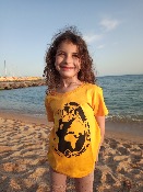 Camiseta Amarillo 100% algodón ecológico niños y niñas con camaleón invitando a respetar nuestra planeta