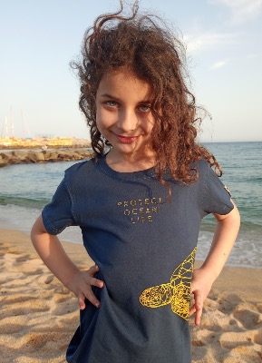 Camiseta Indigo 100% algodón ecológico niños y niñas con tortuga en el mar invitando a respetar el océano