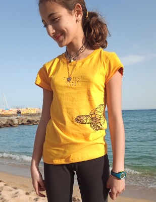 Camiseta Amarillo 100% algodón ecológico niños y niñas con tortuga en el mar invitando a respetar el océano