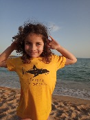 Camiseta Amarillo 100% algodón ecológico niños y niñas con un Tiburon en el mar invitando a respetar el océano