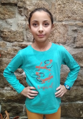 Camiseta verde manga larga 100% algodón ecológico niños y niñas con un diseño hecho en barcelona de una lagarta