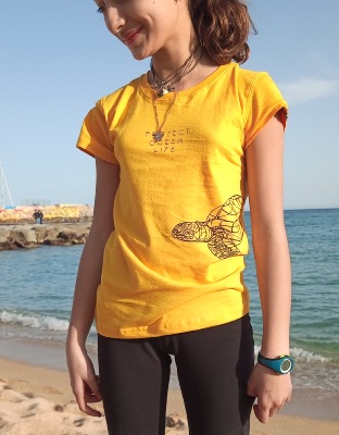 Camiseta Amarillo 100% algodón ecológico niños y niñas con tortuga en el mar invitando a respetar el océano