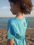 Camiseta Azul 100% algodón ecológico niños y niñas con camaleón invitando a respetar nuestra planeta