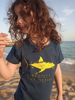 Camiseta Indigo 100% algodón ecológico niños y niñas con un Tiburon en el mar invitando a respetar el océano