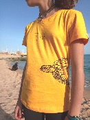 Camiseta Amarillo 100% algodón ecológico niños y niñas con tortuga en el mar invitando a respetar el océano