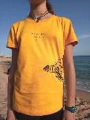 Camiseta Amarillo 100% algodón ecológico niños y niñas con tortuga en el mar invitando a respetar el océano