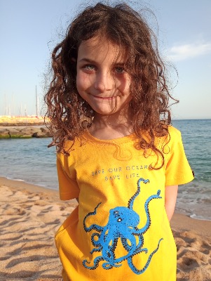 Camiseta Amarillo 100% algodón ecológico niños y niñas con un Pulpo en el mar invitando a respetar el océano