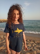 Camiseta Indigo 100% algodón ecológico niños y niñas con un Tiburon en el mar invitando a respetar el océano