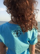 Camiseta Azul 100% algodón ecológico niños y niñas con camaleón invitando a respetar nuestra planeta